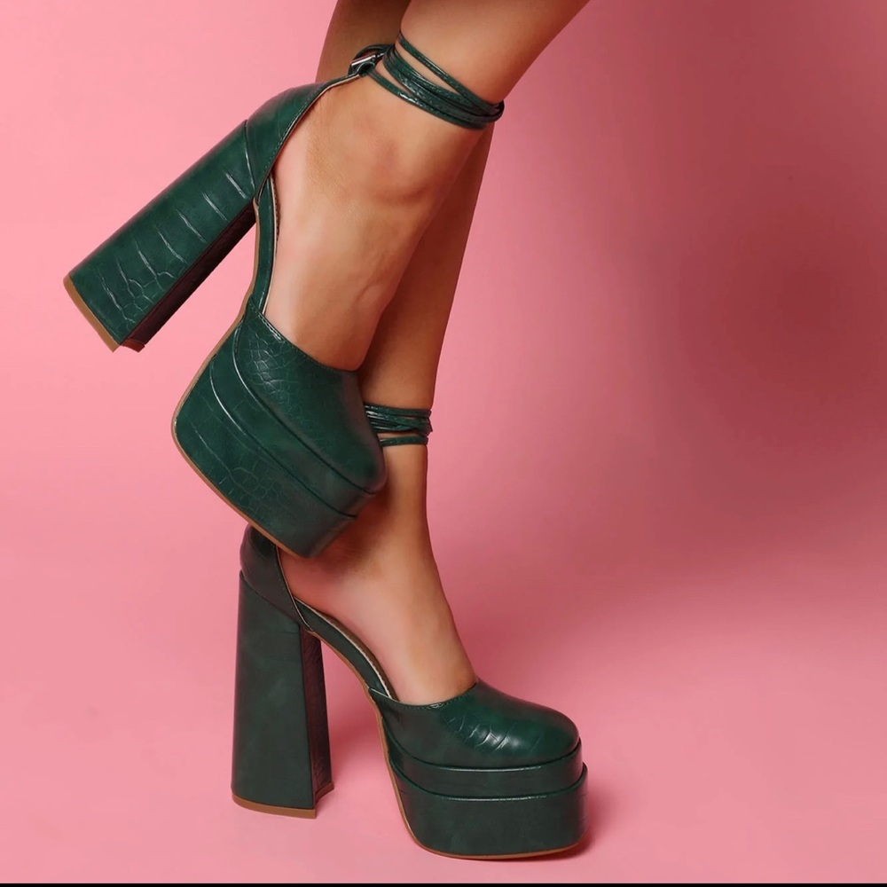 Brand new Fashion Nova Green platform heels size 7.5